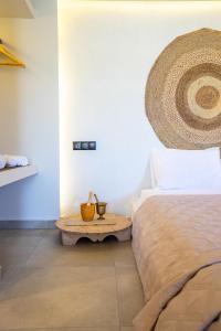 - une chambre avec un lit et une table à côté d'un lit dans l'établissement Hacienda tradition&relax, à Afantou