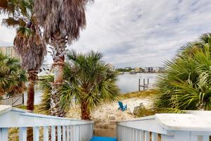 uma vista para um corpo de água com palmeiras em Abaco House em Gulf Shores