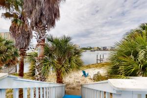 - une vue sur une étendue d'eau bordée de palmiers dans l'établissement Abaco House, à Gulf Shores