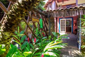 une maison avec un panneau indiquant un retrait devant elle dans l'établissement Hotel Alemão Beach de Ilhabela, à Ilhabela