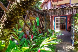 a house with a sign that says retreat in front of it at Hotel Alemão Beach de Ilhabela in Ilhabela