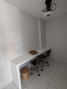 a white desk in a room with a basket at Loft charmoso na zona Leste de Teresina in Teresina