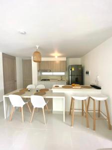 uma cozinha e sala de jantar com mesa e cadeiras em Moderno apartamento amoblado via Ricaurte-Girardot em Ricaurte