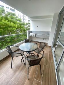Uma varanda ou terraço em Moderno apartamento amoblado via Ricaurte-Girardot