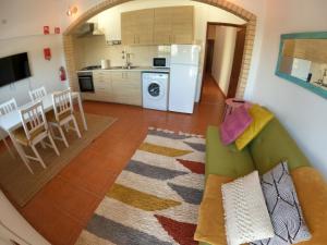 Il comprend un salon avec un canapé et une cuisine. dans l'établissement Algarve, renovated T1 apartment in S Bras de Alportel, à São Brás de Alportel