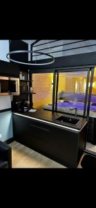 uma cozinha com um balcão com um lavatório em Les suites de Stanislas jacuzzi & spa em Nancy