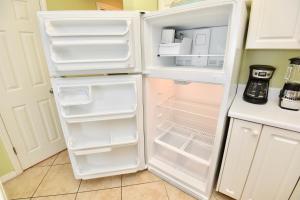 格爾夫海岸的住宿－Caribbean 503，厨房里设有白色冰箱,门开
