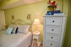 格爾夫海岸的住宿－Caribbean 503，一间卧室配有床和白色梳妆台