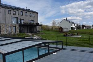 ein Haus mit einem Pool neben einem Gebäude in der Unterkunft Rochehaut, Les Semoiselles, Villa Isabelle in Bouillon