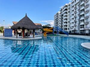 una piscina con parque infantil y un tobogán en Moderno apartamento amoblado via Ricaurte-Girardot, en Ricaurte