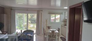 a kitchen and dining room with a table and a window at Pousada Apartamento na Serra in Nova Petrópolis