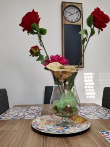um vaso com flores em cima de uma mesa em Valverde75 Guesthouse em Alghero
