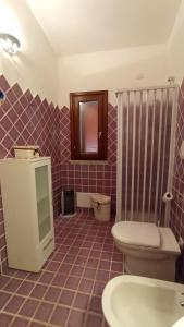 a bathroom with a toilet and a sink at Casa Vacanze VILLA SANDRINA in Costa Paradiso