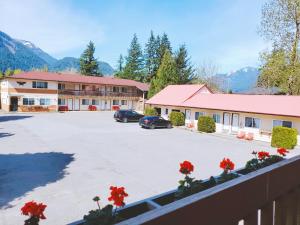 Nespecifikovaný výhled na hory nebo výhled na hory při pohledu z motelu
