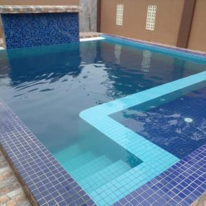- une piscine avec du carrelage bleu sur l'eau dans l'établissement BUTIK VILLA, à Port Dickson