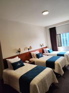 Postel nebo postele na pokoji v ubytování Hotel Carmel + 26 fotografií