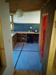 um quarto com uma cozinha com um piso azul em Santuario Cósmico em Vicuña
