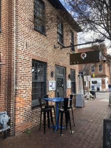 a table and chairs in front of a brick building at Private romantic apartment in fellspoint 2min from fellspoint night bars in Baltimore