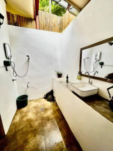 bagno con lavandino e specchio di ASRI Villas a Valencia