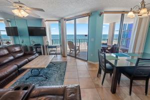 salon z kanapą i stołem w obiekcie Phoenix East 801 by ALBVR - Corner unit with wrap-around balcony and unparalleled views! w mieście Orange Beach