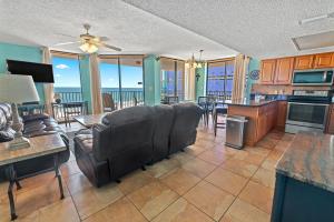Kuchnia lub aneks kuchenny w obiekcie Phoenix East 801 by ALBVR - Corner unit with wrap-around balcony and unparalleled views!