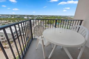 Balkon lub taras w obiekcie Phoenix East 801 by ALBVR - Corner unit with wrap-around balcony and unparalleled views!