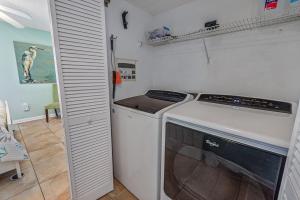 Kuchnia lub aneks kuchenny w obiekcie Phoenix East 801 by ALBVR - Corner unit with wrap-around balcony and unparalleled views!