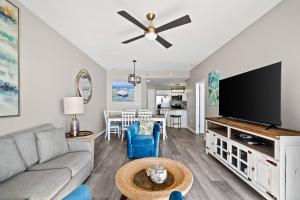 een woonkamer met een bank en een flatscreen-tv bij Phoenix VII 71113 by ALBVR - Beautiful Beachfront Condo with Amazing Views & Amenities! in Orange Beach
