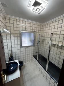 y baño con aseo, lavabo y ducha. en Sea-side Villa in la Zenia, en Alicante