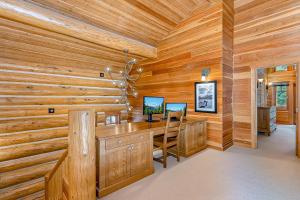 a log cabin office with a wooden wall at Seattle Mountain Home in Snoqualmie Pass