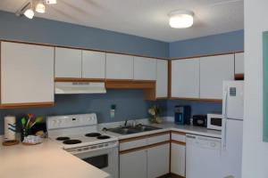 Кухня или мини-кухня в Emerald Skye 52 by ALBVR - Beautifully decorated beachfront condo
