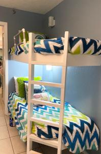 Кровать или кровати в номере Emerald Skye 52 by ALBVR - Beautifully decorated beachfront condo