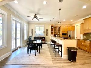 Η κουζίνα ή μικρή κουζίνα στο Beach Club Cottage 20 by ALBVR - Beautiful, Private Home - Amenities Galore!