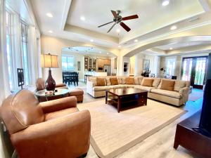 Χώρος καθιστικού στο Beach Club Cottage 20 by ALBVR - Beautiful, Private Home - Amenities Galore!