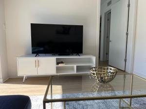 TV o dispositivi per l'intrattenimento presso Las Palmas - Modern, Stylish, Spacious, Secure & Tranquil Condo with 2 Master Suite Bedrooms - WLK to SM Pier