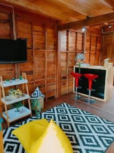 Alaya Villa في باندوغان: غرفة معيشة مع تلفزيون وسجادة