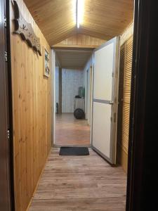 un pasillo con una puerta que da a una habitación con madera en U Gosi i Piotra, en Lubin