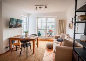a living room with a table and a couch at 3-Raum-Appartement Hygge in Sassnitz