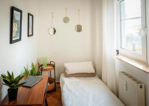 a room with a bed and a desk with a laptop at 3-Raum-Appartement Hygge in Sassnitz