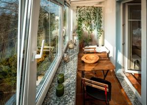 a small balcony with a table and a window at 3-Raum-Appartement Hygge in Sassnitz