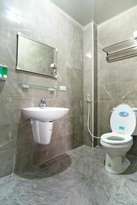 上海民宿 في Chaozhou: حمام مع مرحاض ومغسلة