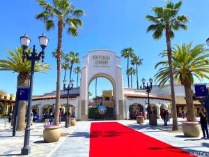 a red carpet in front of a shopping mall with palm trees at Las Palmas - Modern, Stylish, Spacious, Secure & Tranquil Condo with 2 Master Suite Bedrooms - WLK to SM Pier in Los Angeles
