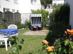 dos sillas y una mesa en un patio en Kleines Logierhaus 03, en Norderney