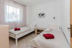 Posteľ alebo postele v izbe v ubytovaní Apartments with a parking space Vir - 18582