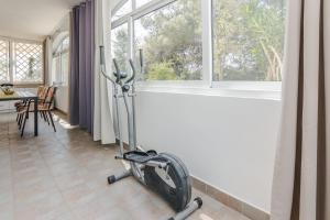 Posilňovňa alebo fitness centrum v ubytovaní Apartments with a parking space Vir - 18582