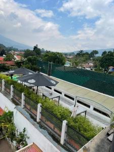 widok na kort tenisowy z ławkami w obiekcie Selah hotel & coffee w mieście Antigua Guatemala
