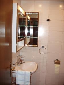 A bathroom at Haus Sonnleite