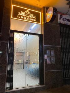 una tienda frente con una puerta de cristal con un cartel en EL GRAN SEÑORIAL, en Jauja