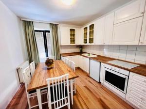 Η κουζίνα ή μικρή κουζίνα στο Apartments with parking space Lic, Gorski kotar - 20420