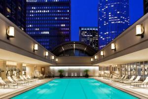 uma piscina num átrio do hotel com cadeiras e um edifício em Sheraton Boston Hotel em Boston